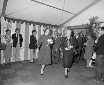 885089 Afbeelding van de aankomst van koningin Beatrix in een VIP-tent op het Wielingenplein in de Rivierenwijk te ...
